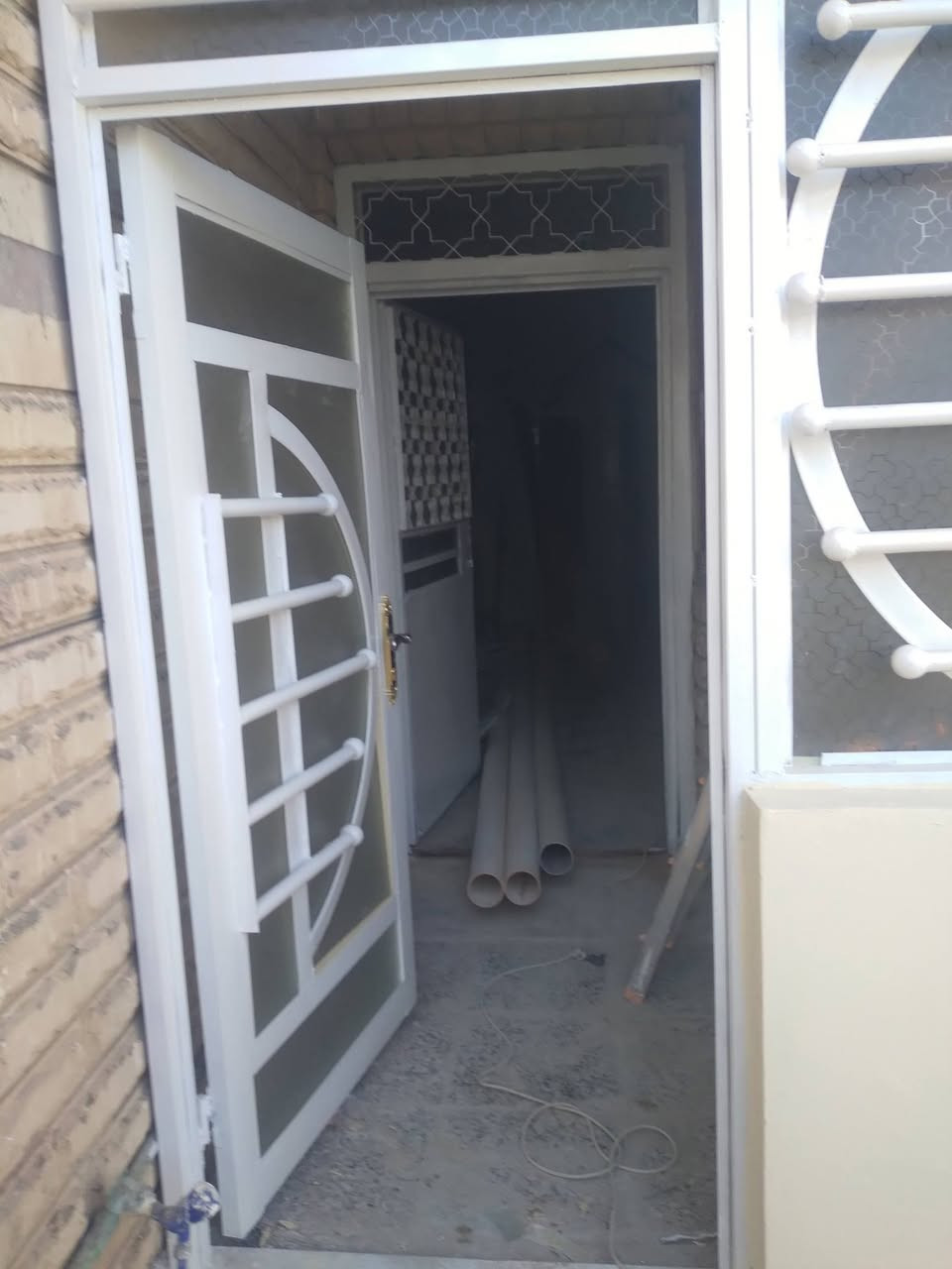 دار للايجار مساحه 160 متر بيت ركن بيت طابقين شارع 15 شارع الزهور سعر الايجار 650, مكتب حي السواق
***********
