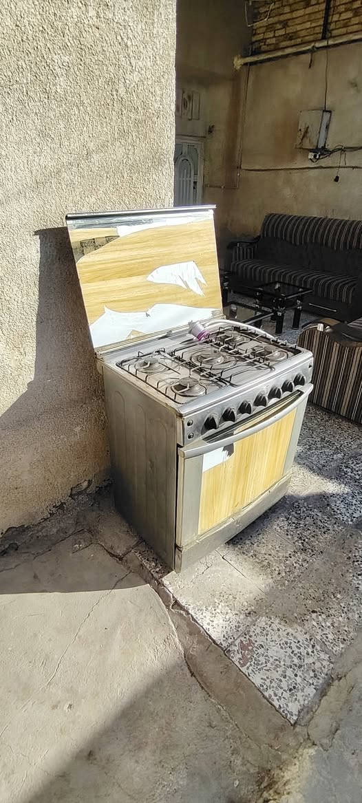 بلااااااااااااااش 
طخم قنفات تركي يحمل 10 نفرات مع طبلات 4 زجاج ثقيل نظيفة ب 250 ألف مع التوصيل + كاونتر مترين ونصف قطعتين ثقيل ب 75 ألف + كاروك ب75 ألف + طباخ 5 عيون شغال ب 75 ألف *********** العمارة حي العسكري قرب مدرسة المربد
