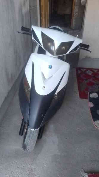 سلام عليكم اخوان للبيع دراجة نارية ماكس ثعلب مضلع سرعه ١٤٠سرعه كفرات اصليه ابلاديه باتري جديد كهربائية شغاله كج بانزين شغال كج سرعه شغال ابريكات امامي وخلفي شغال دبلات شغاله اشاير عالي ناصي شغال دبل رماش هورن شغال نقصها بس قبق هندر فقط هسه ماتشتغل ال يشحن شوي باتري تأخذه تروح اتحمله كيه سعره ٤٥٠الف قفله هاي الك مكاني بغداد الدوره عرب جبور حاليا متواجد الان على الخاص ماسنجر او رقمي الاثير *********** مفتوح دايما
