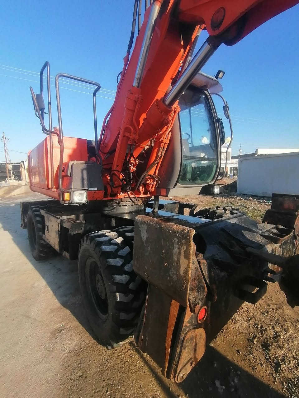 حفارة هيتاشي160 زت تاير 2005
***********
