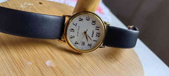 السلام عليكم ساعات كوارتز بالة للبيع باسعار مناسبة كلمن وسعره التواصل خاص او على الرقم *********** يوجد توصيل .
