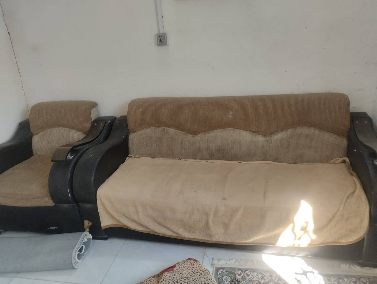 (التخم 5 قطع 3 زغار و 2 كبار ب ٨٠ )...( السنك مرمر ب90 ).....
(و الكاونتر ب 70)..... 
مكاني ناصريه حي الشهداء نهاية شارع النص قرب العيادة رقمي ***********
