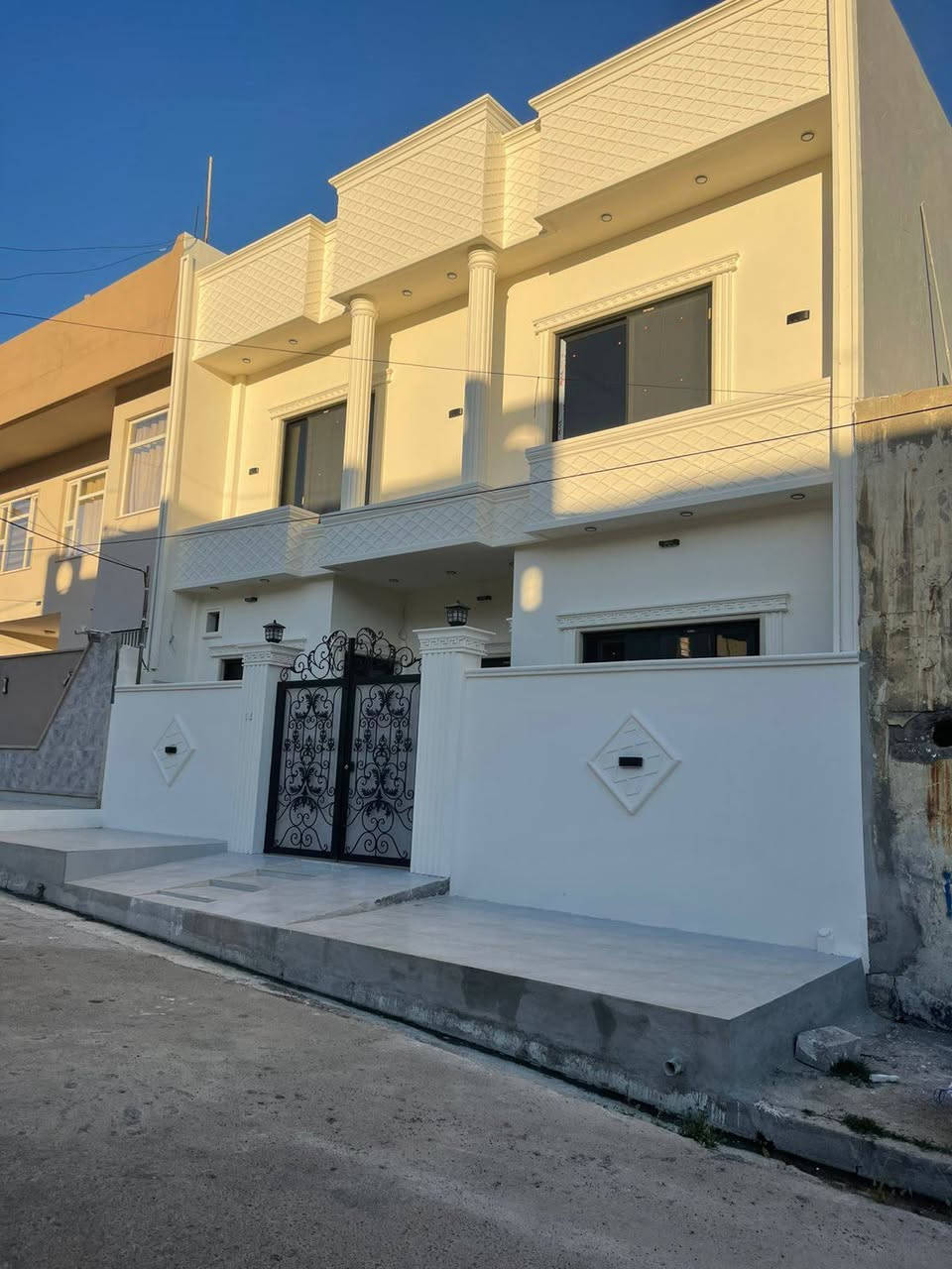 دار للبيع 🏠 

الموقع 📍 حي الصديق الأولى مقابل جامع أبو بكر الصديق 🕌

بناء حديث زيرو فارغ 🔑 
 
المساحة 100 متر.             واجهة 10 *10 ✳️

شارع تبليط بعرض 12 🛣️ 

تفاصيل الدار طابقين كاملة ✅ 4 غرف نوم 

الطابق الارضي مكون من/ غرفة نوم/ هول مفتوح على الاستقبال/ مطبخ/ صحيات ⭐

الطابق الثاني مكون من/ثلاث غرف نوم/ صحيات ⭐  بيتونة سطح كاشي ⚡

نظام دكتات سبالت كاميرات 📸🖥️.      كما هو موضح بل الصور 📸 

للاستفسار اكثر الاتصال على الارقام التالية 👇 

*********** 📱***********📱 ***********📱

السماك لتجارة العقارات 👉 عنوان المكتب 📌 حي الصديق بعد مرطبات البحرين سائدين الصديق الرئيسية مقابل مدرسة تبارك الاهلية 👍
