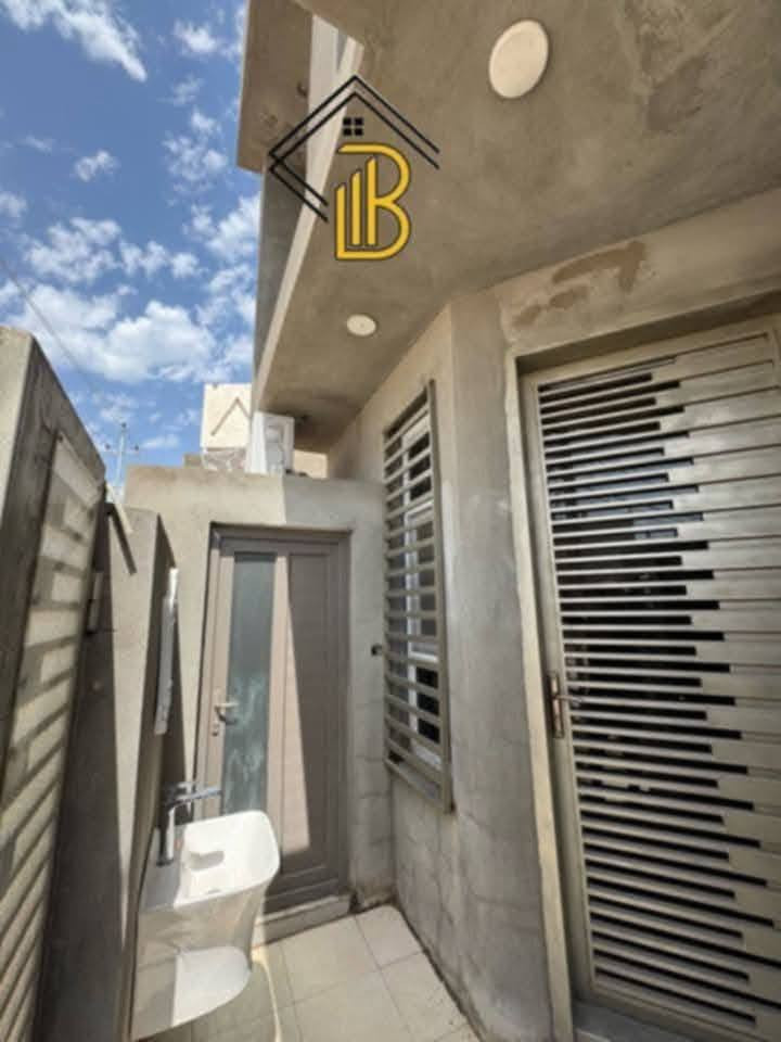 دار سكني #للبيع🏠
موقعه #حي_الجامعه_نهايت_شارع_هدئ_سجاد
مساحته 100 متر
بناء حديث سنه 2024

طابو صرف #مطلوب_اسكان 
البيت طابقين 
يحتوي الطابق الاول علئ غرفه نوم وصاله  ومطبخ واستقبال وصحيات داخليه وخارجيه 
يحتوي الطابق الثاني علئ غرفتين نوم وصاله 

#البيت_مطلوب_اسكان_33_مليون
#السعر خاص 
#للاستفسار_اكثر_***********
أو مراجعه مكتب السند للعقار الكائن في الجزائر شارع المطاعم مقابل مدارس التفوق الاهليه
