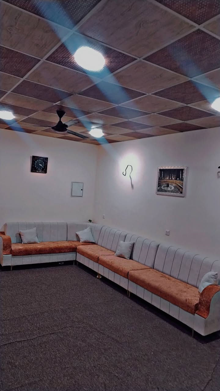 بيت للبيع ١٥٠ متر بناء جديد كهرباء مي واصل قرب عل شارع ٢٠٠ متر فول سراميك سقف ثانوي ربعه نضام مغربي  حي بدر ناهيت فرع خدمات ابو كرار ***********
