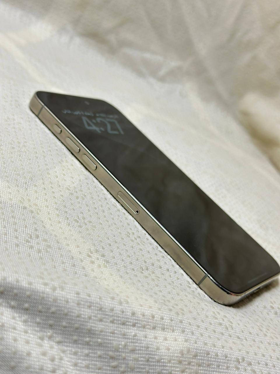 السلام عليكم متابعين الشارقه توفر جهاز 15 برو ماكس   لون تيتانيوم جهاز  فقط مبدل شاشه 
سعه الجهاز 256GB
البطاريه 87🔋
نموذج M 
مبدل فقط شاشه

الاتصال على الأرقام التاليه ***********
***********
 
عدد الدورات 519 
او  تكدرون تراسلون البيج 

السعر 800 وتددلون توصيل 🚚 مجانا 🆓 العاصمة بغداد فقط.        

المواصفات الرئيسية:
المعالج: شريحة A17 Pro.
الشاشة: 6.7 بوصة Super Retina XDR (OLED) مع ProMotion (120Hz)، Dynamic Island، وشاشة Always-On.
الكاميرات: نظام كاميرات Pro يشمل عدسة رئيسية 48MP وعدسة تقريب 5x (في Pro Max).
التخزين: 256GB, 512GB, 1TB.
الذاكرة العشوائية (RAM): 8GB.
المواد: تصميم من التيتانيوم مع واجهة Ceramic Shield وخلفية زجاجية غير لامعة.
المنافذ: منفذ USB-C يدعم USB 3.
البطارية: تدعم الشحن السريع والشحن اللاسلكي، وتوفر عمر بطارية يدوم طوال اليوم.
الألوان: تيتانيوم طبيعي، أزرق، أبيض، أسود.
نظام التشغيل: iOS 17 (ويدعم ميزات iOS 18). 
أبرز الميزات:
زر الإجراءات (Action Button): زر جانبي قابل للتخصيص لتنفيذ مهام سريعة.
سرعة نقل بيانات: سرعات فائقة مع USB 3 و Wi-Fi 6E.
مقاومة الماء والغبار: تصنيف IP68.
ميزات السلامة: اكتشاف الاصطدام. 
يُعتبر الجهاز خياراً قوياً لمن يبحث عن أعلى أداء وكاميرات احترافية وتصميم متطور، ويقدم تجربة متكاملة مع ميزات ذكاء اصطناعي متقدمة (خاصة مع تحديثات iOS).
