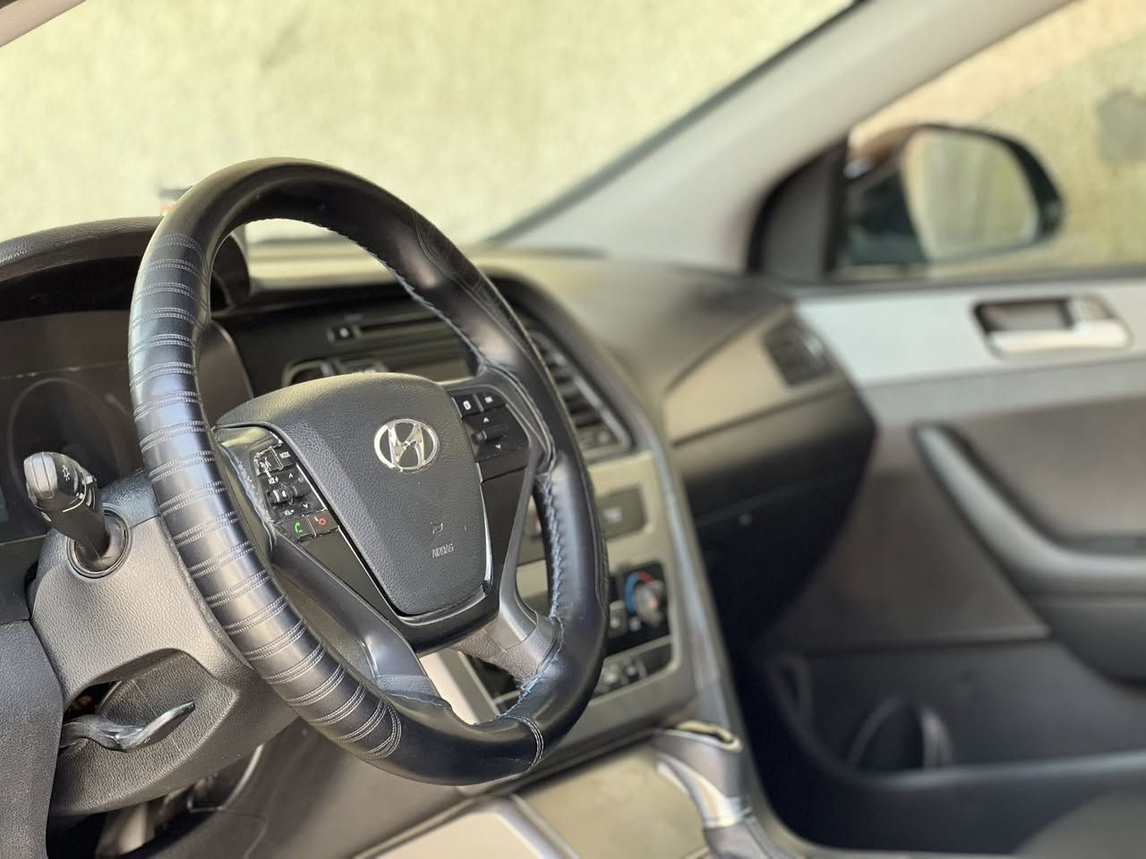 المعلومات الأساسية
• الماركة: (هيونداي)
 • الموديل: (سوناتا)
 • سنة الصنع: (2017)
 • الفئة / الطراز: (نص فل)
 • اللون الخارجي: (أسود)
 • اللون الداخلي: ( اسود مطعم فضي)
 •  الرقم ( بصرة )
 • المالك: (ثاني مالك )

المواصفات الميكانيكية:
 • المحرك:  (4 سلندر 2.0 لتر)
 • نوع الوقود: (بنزين )
 • ناقل الحركة (الكير): (أوتوماتيك )
 • الدفع: (أمامي)
 • عدد الكيلومترات: (لا يوجد) 

المواصفات الداخلية والخارجية:
 • الشاشة: ( تدعم أندرويد/أبل كاربلاي)
 • المقاعد: (جلد )
 • فتحة سقف: (بدون)
 • المكيف: ( قطعتين ثنائي)
 • الأنوار: (LED / زينون)
 • تحتوي صندوق ذكي يفتح عند الاقتراب  ' بصمة ' مري شفط)  
 • عجلات (رنجات): (قياس 16)
 • مواصفات أمان: (ABS، Airbags، مانع انزلاق)

الحالة والصيانة:
 • الحالة العامة: ( جيدة جداً )
 • الفحص: (شاصي وكالة)
 • الإطارات: (جديدة)
 • البطارية: (جديدة )
 • آخر صيانات: (تغيير زيت، فلاتر، دسكات،  شد منضومة تبريدة جديدة ' حدادية امامية جديدة ' عليها ادامة كاملة للمحرك تضمن  جميع الحساسات وجويتر

💰 السعر:
 • السعر المطلوب: ( 138 ورقة و قابل للتفاوض).
 • الموقع: (البصرة / الحيانية ).
 • رقم التواصل: (***********)
