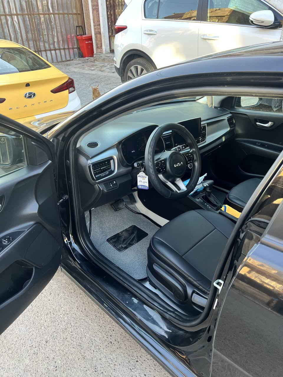 السلام عليكم 
كيا ريو موديل2022 السيارة امريكية 
مكينة ١٦٠٠ دوش 
حادثها كما موضح بلسونار
    مواصفاتها 
شاشة ابل كار بلاي 
كامرة خلفية 
كروز مثبت سرعة 
نظام سبورت 
تبريدها ثلج 
كير ومكينة مكفولات كفالة عامة للأخير
تخم تايرات جديد 
سيارة كاملة من كلشي مامخلي بيها نقص برغي 
صار ٥ اشهر من اخذتها 
سيارة عارضها ب 120$وبيها مجال 
للأستفسار ***********
