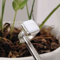 خاتم من حجر العطف الطبيعي البحري صياغه ثقيلة وجميلة فضه عيار ٩٢٥ يوجد ...