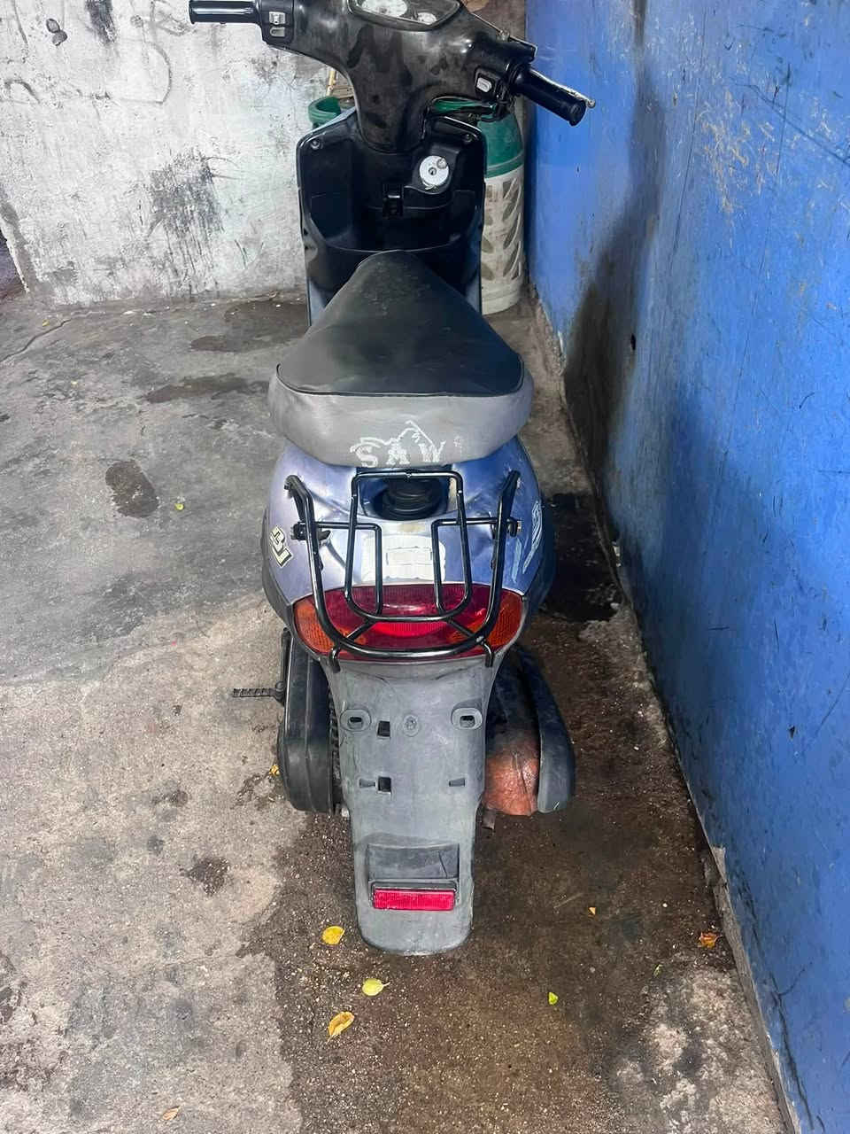 دراجه كامله مكينتهه مامفتوحه وناعمه مشيهه حلو لايت اشاير هورن نقص بس سلف بريكات وره كدام قفال ستيرن قفال صندوك تايرات نضيفات دراجه بلاديه ونضيفه بشكل سعرهه 300 وبيهه مجال للشراي
