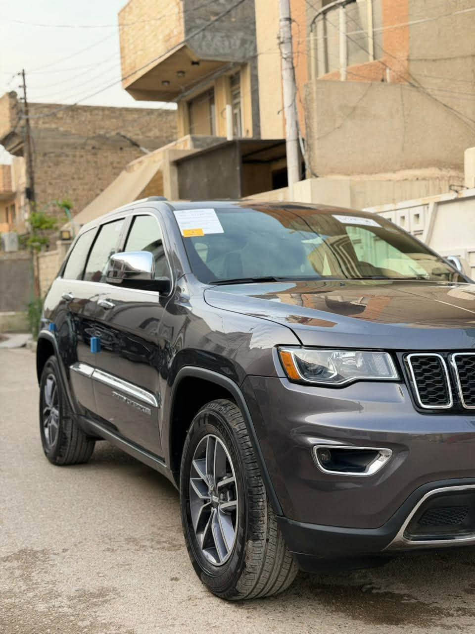 للبيع: جيب شيروكي 2019
اللون: رصاصي غامق
الاستخدام: شخصي ونظيف جداً
المواصفات العامة:
محرك نظيف
كير أوتوماتيك ناعم جداً
دفع 4X4
المواصفات الداخلية:
داخلية نظيفة جداً
مقاعد مريحة (مقعد السائق كهربائي)
شاشة معلومات وترفيه
تحكمات ستيرن جهتين
بلوتوث + AUX + USB + CAR PLAY
تشغيل بصمة (بدون مفتاح) وتشغيل عن بعد
تبريد قطعتين
المواصفات الخارجية:
كاميرا خلفية
سنسر خلفي
ليتات LED 
تايرات بحالة جيدة جداً (تخم جديد)
حالة السيارة:
حادثهة فقط شخط بسيط بين البابتين

لا غرق ولا تبديل قطع
السيارة مفحوصة وجاهزة
ما بيها أي مصرف
الممشى: 60 ميل
محرك وكير وشاصي شرط الفحص
معلومات إضافية:
الموقع: بغداد الكاظمية (چكوك)
الرقم بغداد باسمي تحويل ثاني يوم سنوية وهزة جديدة
السيارة جاهزة للفحص بأي مكان تختاره

للاتصال - ***********
