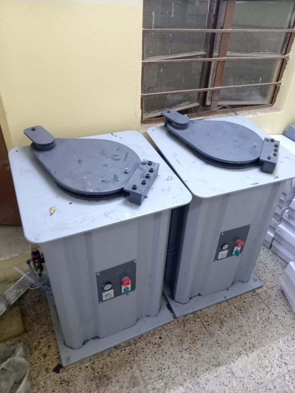 مكائن للبيع ‏مكينة خياطة خشن 
ومكينة خياطه درفش
ومكابس احذيه غساله تركي السعر بل خاص ) ***********
