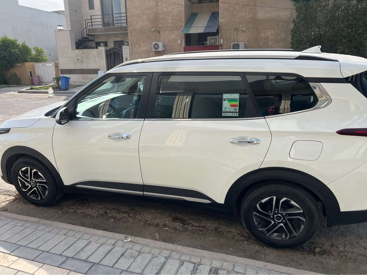 السلام عليكم  من بعد اذن الادمن (سيارة كيا كارنزللبيع فقط موديل 2024  بيضاء رقم اربيل مواصفات VIP وكالة NIM أكدال محرك 1500 دبل نوزل ماشية 28000 KM مع اعلى مواصفات بالكارنز بصمة تشغيل فتحة سقف حساسات امامي خلفي كراسي جلد VIP منفصلة 7 راكب مري شفط كامرة خلفية تحكمات فول ستيرن دخول ذكي السيارة جديدة بحالة الوكالة ومكفولة من الدعامية للدعامية السعر 185$ مع مجال بسيط للشراي والسيارة باسمي وكالة او تحويل متواجد على الواتس ***********)
