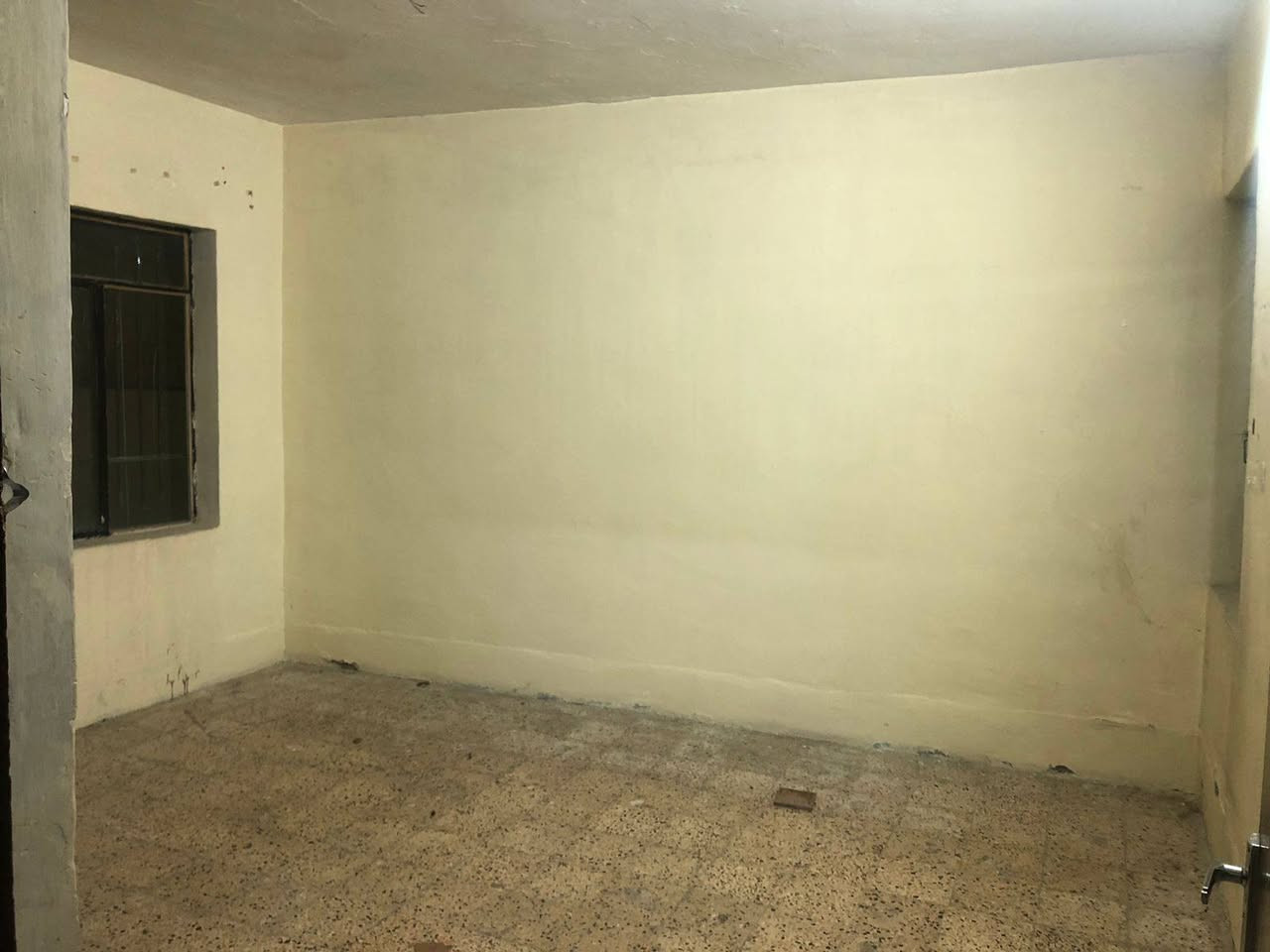 سلام وعليكم بيت اللايجار في حي البكر بضهر مطعم بيت جدي موقع مميز يبعد عن سايدين 20متر   المساحه البيت 220 متر يحتوي البيت ع غرفتين نوم وهول استقبال ومطبخ وصيحات وكراج سياره و مناور
و فوك بي غرفه نوم
***********
***********
