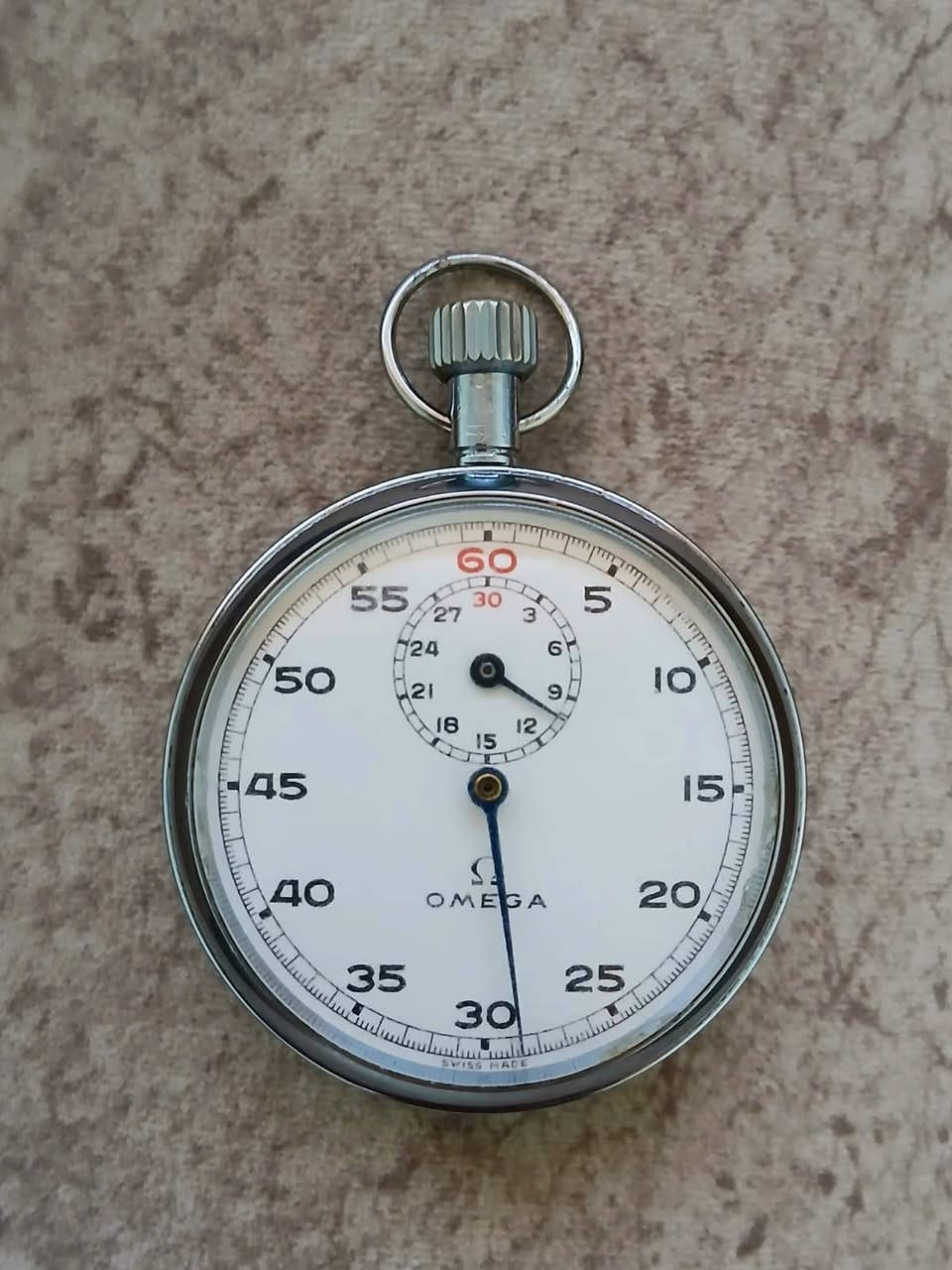 Omega 
ميكانيكية بالكامل، وتعمل بنظام التعبئة اليدوية (Manual Winding)؛ أي أنها لا تحتاج إلى بطارية، بل يتم تدوير التاج (الزر العلوي) يدوياً لتخزين الطاقة في الزنبرك الداخلي.العيار الداخلي (Caliber): تعتمد على حركات ميكانيكية فائقة الاعتمادية طورتها شركة ليمانيا (Lemania) التابعة لمجموعة أوميغا حينها، وتحديداً عيار Lemania 9000 الشهير بقدرته على العمل لقرن كامل دون مشاكل.عدد الجواهر (7 Jewels): تحتوي الحركة على 7 أحجار كريمية (ياقوت) تعمل كركائز ميكانيكية لتقليل الاحتكاك بين التروس الداخلية، مما يضمن دقة العداد الرئيسي الكبير (حساب الثواني) يمتد من 0 إلى 60 ثانية. المؤشر المميز باللون الأحمر للرقم (60) و (30) يُسهل تحديد نقطة البداية والنهاية بلمحة سريعة.العداد الفرعي الصغير (حساب الدقائق): يقع في الجزء العلوي للميناء، وهو مخصص لحساب الدقائق التراكمية، ومقسم حتى 30 دقيقة. كلما أكمل عقرب الثواني دورة كاملة (60 ثانية)، يتحرك عقرب الدقائق الصغير خطوة واحدة للأمام.عالية وعمراً افتراضياً طويلاً للساعة........💯


**إذا كنت صاحب هذا الإعلان وتريد حذفه لأي سبب، رجاءا أرسل رسالة إلى الدعم الفني**