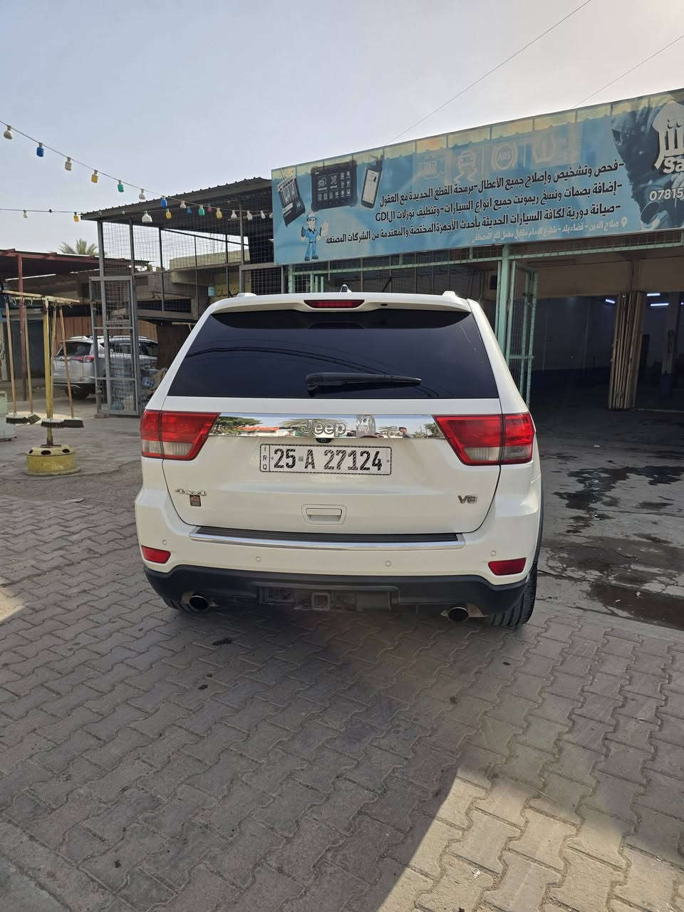جيب ٢٠١١ فول مواصفات هيمي ٥.٧ 
كلين بدون صبغ فقط بوارد بسيطة وموجود وياها سونار 
السيارة جاهزة للاخير بدون برغي نقص 
عليها عدسات ليد اعلى شي يعني لايت نهار 
وكير جديد بدلتة لان القديم جان بي رجة خفيفة بالتورباين 
السيارة اصلها فور ويل بس ملغي وحاليا ٢ ويل فقط يعني دفع خلفي حتة تصير انشط واخف 
سيارة تاخذها ما تصرفلها غير دهن وبانزين 
للتواصل واتساب فقط ***********
او رسالة على الماسنجر
