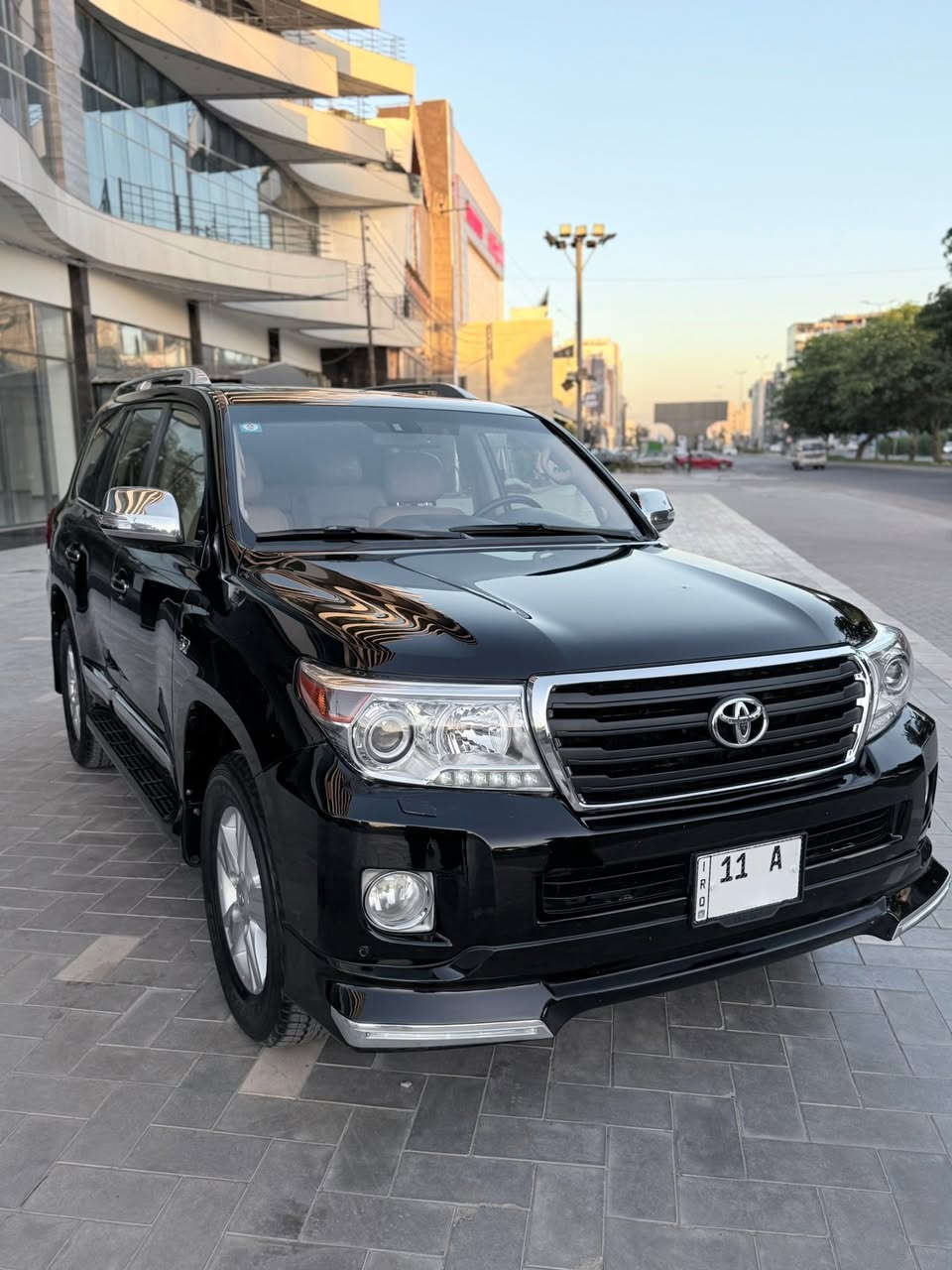 لاندكروزر VXR 2012 5700
السيارة جديدة جداً 
المكان: بغداد

 التفاصيل العامة
المحرك: 8 سلندر (V8) - الكير والمحرك بشرط الفحص (لم يفتح سابقاً).
المسافة المقطوعة: 128,000 كم فقط.

المواصفات (Full Option) مواصفات لكزز
التقنيات: 
شاشة كبيرة (لمس)، 3 شاشات، 
كاميرات ٣٦٠ ، نظام تشغيل عن بعد، خمسة بصمات .

الراحة والداخلية: 
كشنات جلد كهرباء عدد ٢ 
كرسي السائق تخزين ٣ دكم ، كشنات تدفئة وتبريد ، 
تبريد مركزي ، ثلاجة، فتحة سقف (سلايت)، شاحن موبايل ، جنطة كهربائية شفط ، مري شفط - ناطقة - جكات توازن - نظام الصوت ودمام معروف مال vxr - ستيرن نظام ترحيب عند التشغيل - دبل شمسيه - تحكم مقود جهتين 

الأمان: ايرباكات عدد 8 + نظام ABS - جكات توازن 
كورس مثبت سرعه -طفاية ، انظمة قيادة ،حساسات كاملة، فورويل (4WD)، ليد زينون.
التحكم: تحكم ستيرن، هوك خلفي، وكل شيء في السيارة بحالة البلاد (لوك).
تخم تاير (دنلوب) أصلي 
السياره كلش نظيفه من الداخل والخارج

السيارة كفالة عامة من الصبغ
تبديل بنيد اصلي نفس اللون بسبب نكراش
+  جاملغ عكس سايق مطابق 
باقي مكفولة كفالة عامة من "الدعامية للدعامية" 

الرقم: بغداد شبه مميز اربعه ارقام - هزه جديدة
التحويل: السنوية باسمي التحويل في نفس اليوم.
السيارة لا تحتاج إلى "دينار واحد" مصرف.
 

السعر 36,800 $
📍مكان السيارة بغداد الكرخ 
 للتواصل والاستفسار
اتصل الآن مباشرة: ***********
