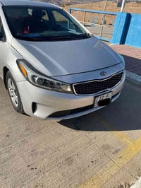 كيا فورتي موديل 2017 بدون حادث فقط بخ ثلاث قطع.  كلشي بيه سليم  ماشية ...