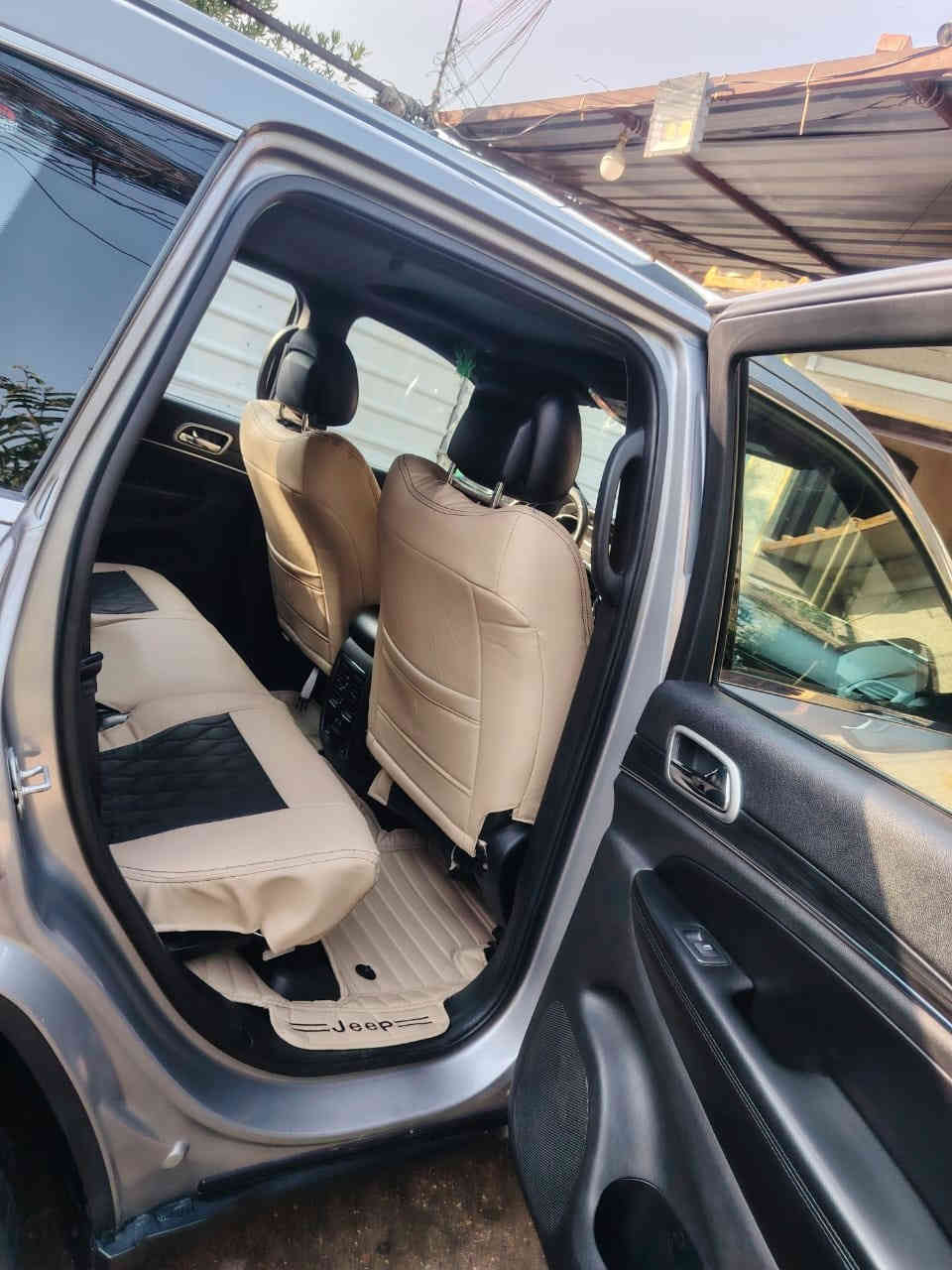 السلام عليكم جيب جراند موديل 2019 بسمي حادثه  شبر من جاملغ وشبر من البنيد ودعاميه ساره فول سايدروف تحكم استيرن كشنات كهربائي الموصفات معروفه مالتهه بصمه تشغيل عن بعد السعر 230 وبيهه مجال ***********
