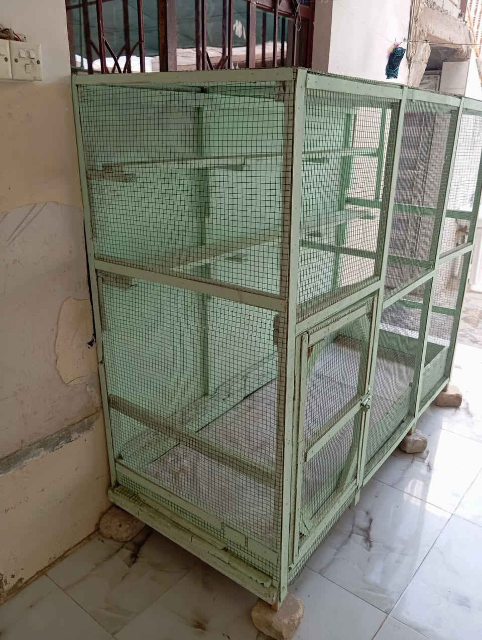 قفص للبيع
 طولها 1500سم
 عرضها 2000سم 
سعر65الف وبمجال
***********
