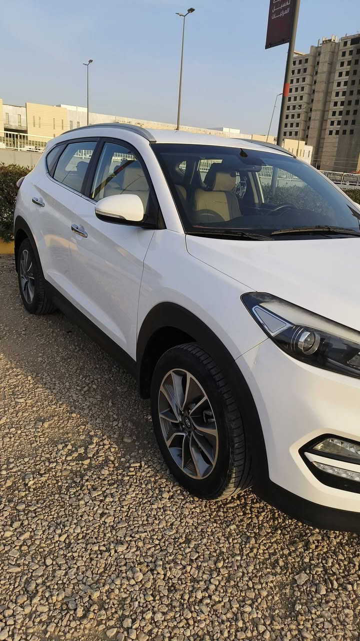 للبيع سيارة توسان خليجي ٢٠١٨باسم شركة الراوي 
محرك ٢٠٠٠ رقم اربيل نظيفة جدا 
المواصفات 
فول تحكم استيرن
كشن كهربائي السائق 
لد نهاري
مري شفط
اشاير مري
بردة خلفية
تبريد قطعتين 
كاميرا خلفيه
حساسات خلفيه
ثلاث وضعيات للقيادة 
المكان النجف الاشرف
السعر 180 وبيه مجال
موبايل ***********
