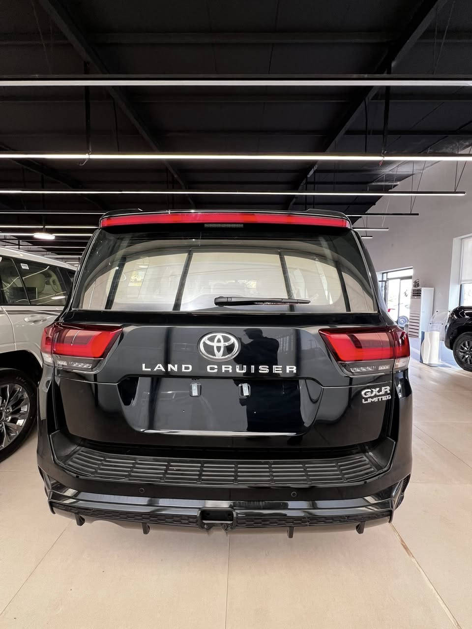 Toyota Land Cruiser GXR 4.0
جكساره 2025
مرقّم بغداد بريم – السعر 114 مليون دينار

🔹 المحرك: 4.0 لتر V6
🔹 ناقل حركة: أوتوماتيك 6 سرعات
🔹 الدفع: رباعي (4×4)
🔹 عدد الركاب: 7 ركاب
🔹 تبريد كشنات أمامية ❄️
🔹 شاشة وسطية + كاميرا خلفية
🔹 حساسات أمامية وخلفية
🔹 مثبت سرعة
🔹 بصمة تشغيل + دخول ذكي
🔹 مكيف أمامي وخلفي (دبل)
🔹 ستيرن تحكم متعدد الوظائف
🔹 جنوط ألمنيوم

📌 السيارة مرقّمة بغداد بريم وجاهزة للتسليم الفوري
💰 السعر: 114,000,000 دينار عراقي

📞 للحجز والاستفسار:
***********
