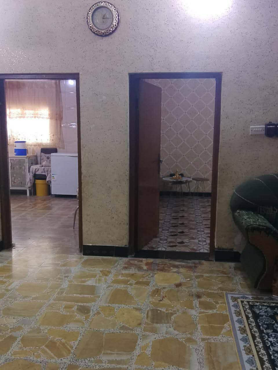 للبيـــع 
بيت للبيع  في حي الرساله قرب مدرسه الخليل مساحه 420م طابقين بناء قبل الأحداث الأخيرة ركن على شارع 12وشارع فرعي 8م يحتوي على 5غرف نوم واستقبال وصاله ومطبخ وحديقة كبيره وكراج سيارات الأرضية كاشي 
السعر 245مليون وبي مجال مسحوب على المصرف العقاري باقي تسديد 83مليون للمصرف 

‭0786 959 8192‬
