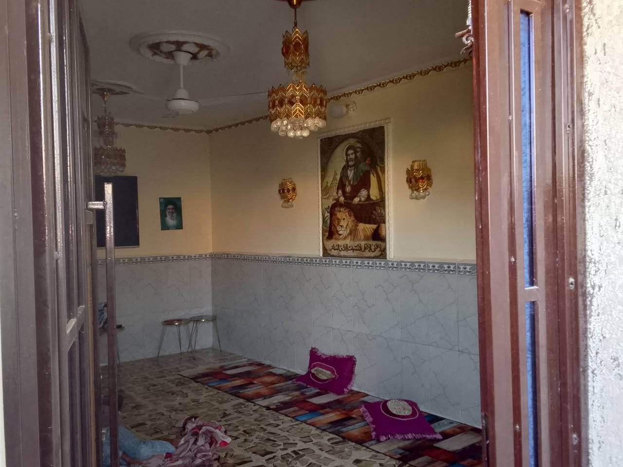 السلام عليكم
دار للبيع المساحه/160 / متر +  حديقه 200 /  واجه 23/اونص 
يحتوي على /إستقبال+مطبخ+ حوال+خدمات 3 +4غرف نوم  
+ ترك 3 أمتار البيت زراعي كامل خدمات ماء كهرباء + تبليط 
العنوان بغداد منطقه مجيد الناصر  قرب مرور الحسينيه 
السعر 120/ او بي مجال 
التفاصيل الاتصال على الرقم ***********

