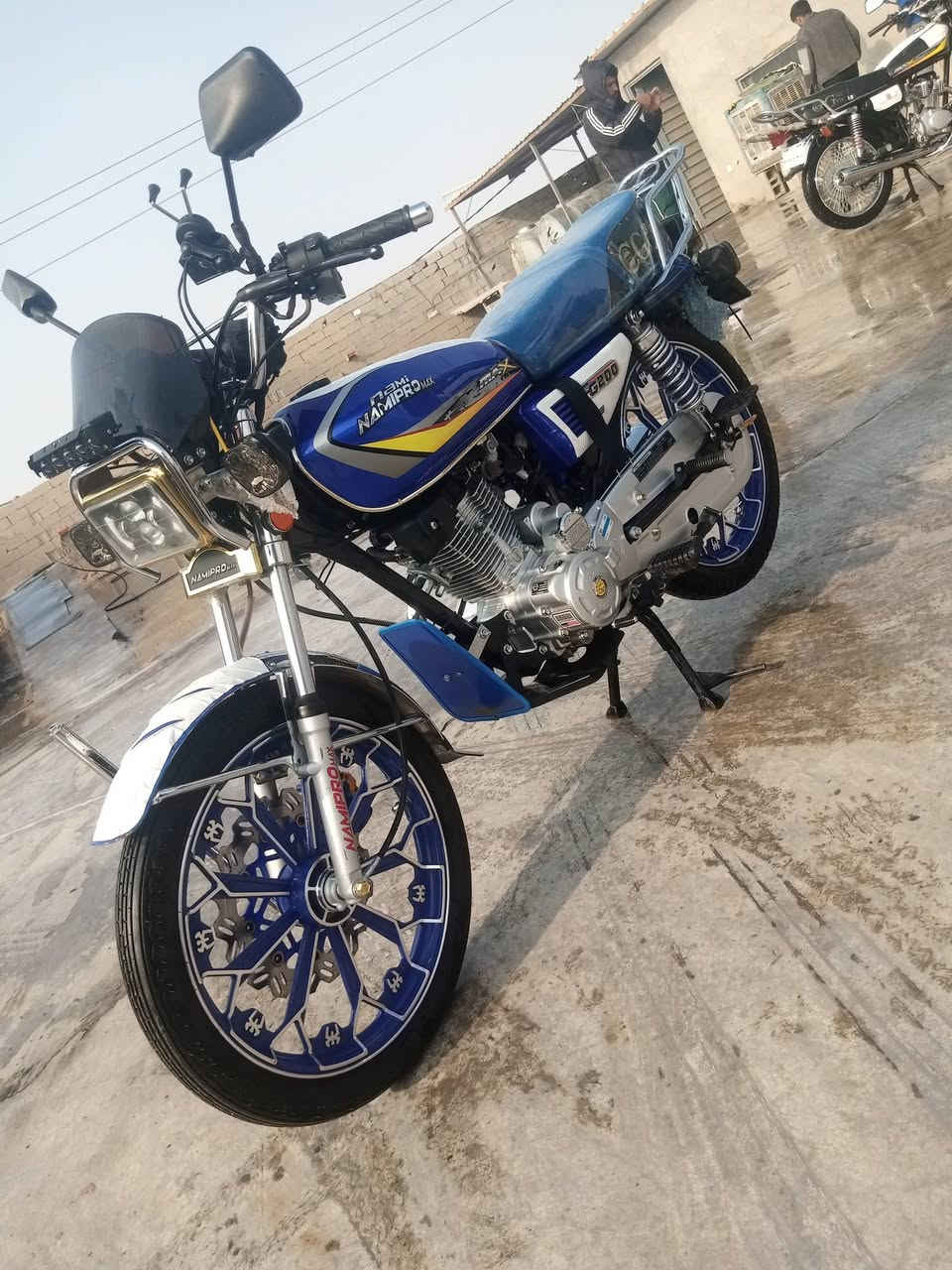 سلام عليكم دراجة للبيع موديل 25محرك 200نضافة فول وضع الشركة محرك سبانه ما طاخته مكان جلولاء للستفسار ***********
