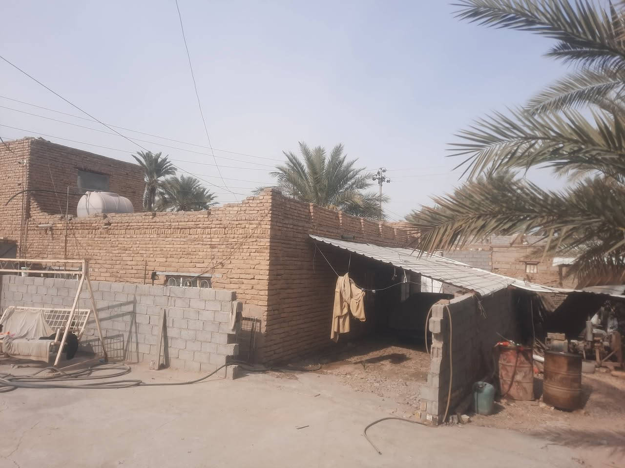 السلام عليكم للبيع بيت طابو زراعي سند 25تحويل بسم المشتري البيت طابقين مساحة البناء ٤٠٠متر المساحه الكليه 1500يحتوي على محلات وبيت ثاني متوفر بيه كافة الخدمات ماء واكهرباء والتبليط اباب البيت مكانه خلف جامعة بابل منطقة ابراهيم الخليل لاستفسار لاتصال على ***********
