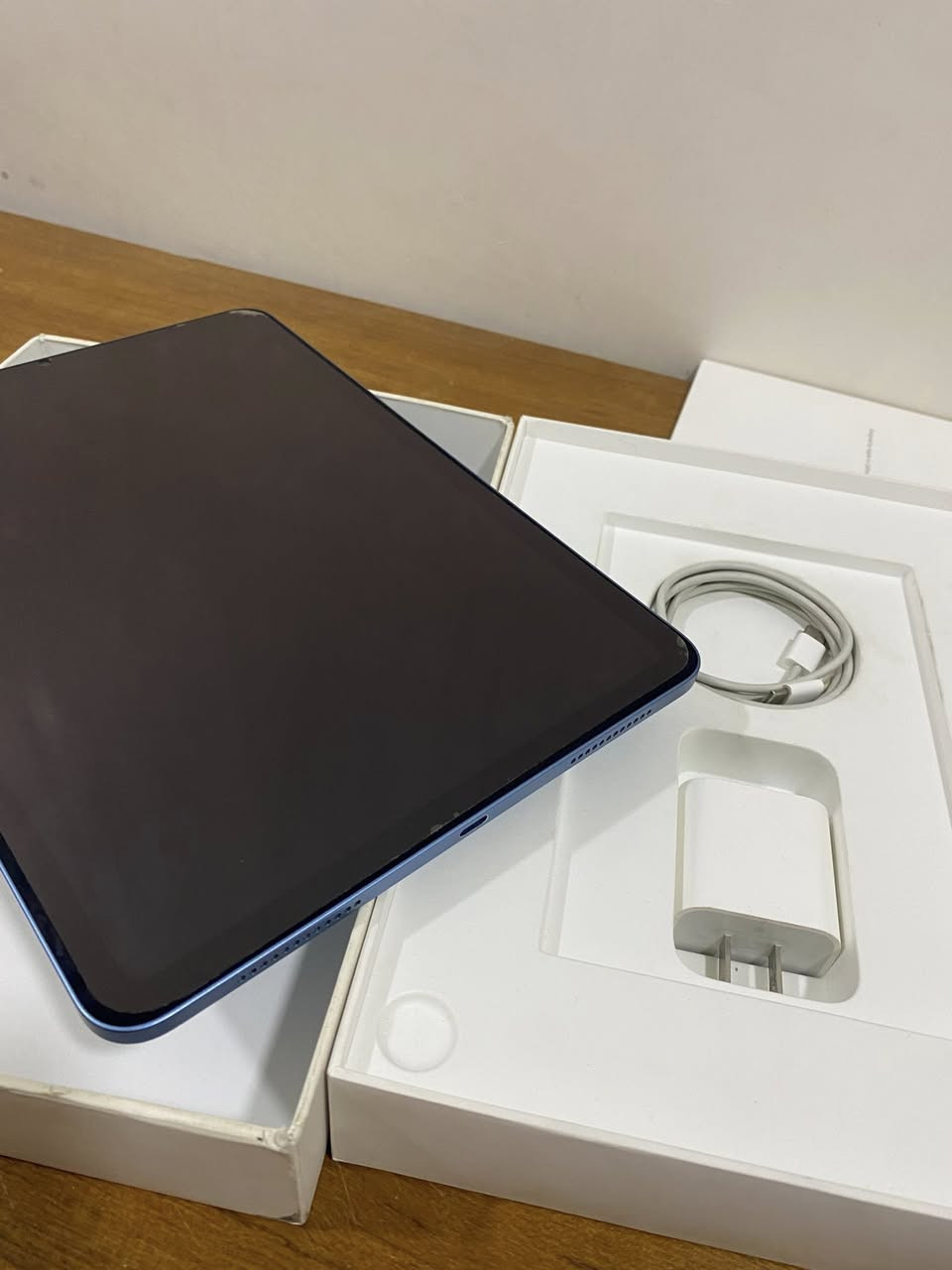 سلام عليكم
ايباد اير جيل الخامس 
نظيف كلش 
والذاكرة 64
والبطارية 87
وكامل ملحقاته 
ما مصلحه بيي ايي شي 
وكفالة عامه على الايباد 
تفحص بي مكان يعجبك 

والعنوان بغداد العبيدي 
سعره 500وبي مجال 
الرقم ***********
والواتساب ***********
