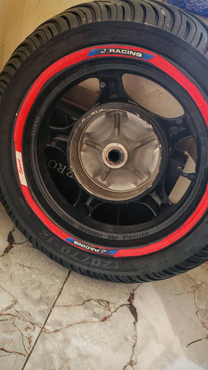 نواعم سكنس 
ويل+ تاير اصلي السعر25 الف
خوذة اصلية امزون تجي اسود طافي 
غير مستخدمة واني موشمه السعر50 الف
مري شبحيات استخدام قليل جدا السعر 7000
زوج دبلات رياضي سكنس السعر 25 الف 
مكاني واسط/ الكوت
للاستفسار اتصل على ***********
