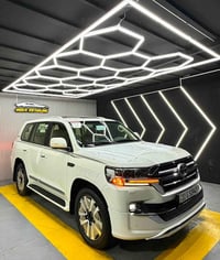 لاندكروزر V8 • ٢٠١٩ • ٩٧٠٠٠ كم
