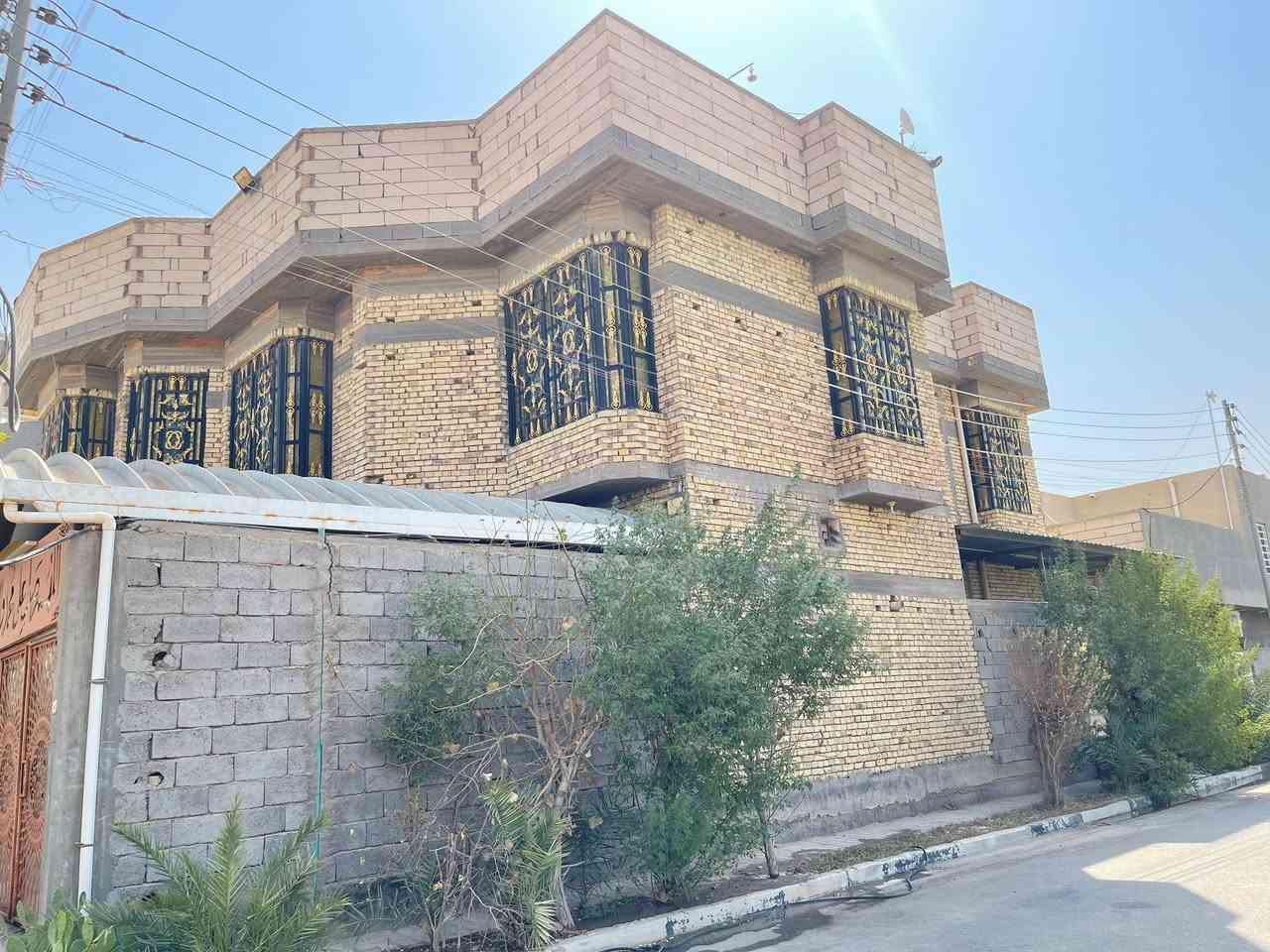 بيت للبيع
عنوان البيت : البصرة قضاء شط العرب التنومة حي الموظفين
مساحة القطعة : 268
مساحة البناء : 250
تفاصيل البيت :
1. الطابق الأرضي يتكون من ديوانيو صالة صغيرة وصالة كبيرة و مطبخ وغرف نوم عدد (2) و صحيات
2. الطابق الاول يتكون من غرف نوم عدد (5) و يوجد صحيات في غرفتين وكذالك يتكون من صحيات مشتركة
3. الطابق الثاني يتكون من صالة وغرفة واحدة
حالة البناء : ممتازة
سنة البناء : 2018
للمزيد من التفاصيل و الاستفسار الرجاء الاتصال بالرقم
التالي: ***********
اللأصل على
