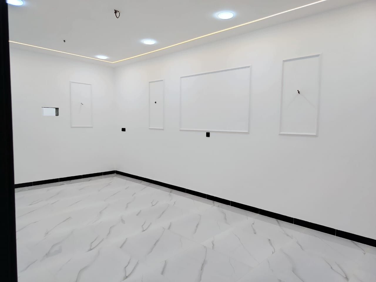#_دار سكني للبيع 

مساحة 300م 
شارع 15
#_طابو زراعي 
نظام دكتات
فول مواصفات تبليط ماء كهرباء 
بورسلين كل البيت لوح 
ثلاث غرف نوم
حي الفرسان مقابل جامعة تكريت 

للأستفسار الأتصال  ***********
