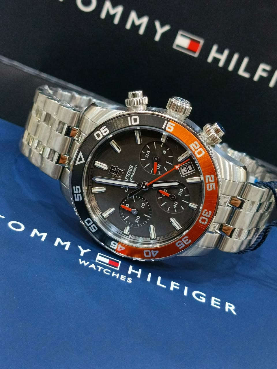 تومي هيلڤيگر … TOMMY HILVIGER
كرنو گراف .. CHRONOGRAPH
الصناعه : ايطالي اصلي 
المواصفات :
ساعه ستنلس ستيل .. اطار سيراميك 
          قفل بحري .. ارقام لمينوس 
بطاريه بضمان لنهاية سنة 2029
جديد لوك بالعلبه .. مرفقات وضمان دولي .. ومواصفات عالميه اخرى 
الالوان : الاسود والابيض 
القطر : 41 m
السعر : 90 $ بعد التخفيضات الاخيره
التواصل : 
خاص ( ماسنجر ) 
او … واتساب ***********

#الفيحاء
#للساعات
#اختيارك 
#الامثل
