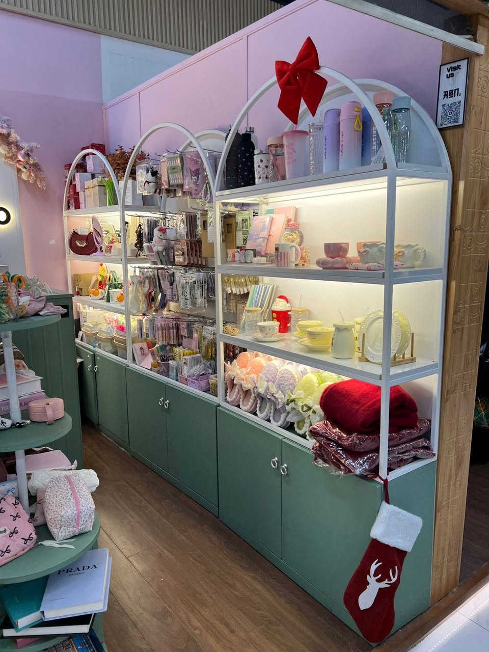 فاترينات للبيع  عرض مع ميز وسطي وميز كاشير

فاترينات طولية عدد  ( الارتفاع 2 متر ، عرض 1 متر، العمق 30 سنتيمتر)

فاترينات اكسسوارات عدد 2 الارتفاع 2 متر ، عرض 1 متر، العمق 30 سنتيمتر)

ميز كاشير ( 130 سم ، والعمق 40سم) 

ميز وسطي ( متر ، العرض 40 سم )

التواصل على الرقم : ***********
