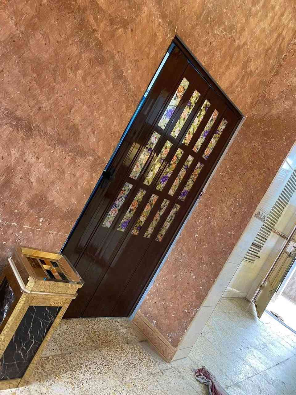 يالله
السلام عليكم
 يعلن مكتب الخبير للعقارات
 وجود دار زراعي للبيع مساحة 125 طابقين 
 نزال 12ونص واجهه 10
الموقع // شارع ميثم التمار شارع
  كهرباء نضامي بيت حديث.
مكوناته // استقبال ومطبخ وصاله وغرفه نوم ومجمع صحيات داخليه وخارجيه 
الطابق الثاني// غرفتين نوم وحمامات بالكونه وهول +مخزن
البيت يحتوي علئ كاونتر سبلت مراوح سخان ماطور ماء تانكيات جهاز رافع قدره 
السعر/ 65مليون وقابل للتفاوض 
***********
