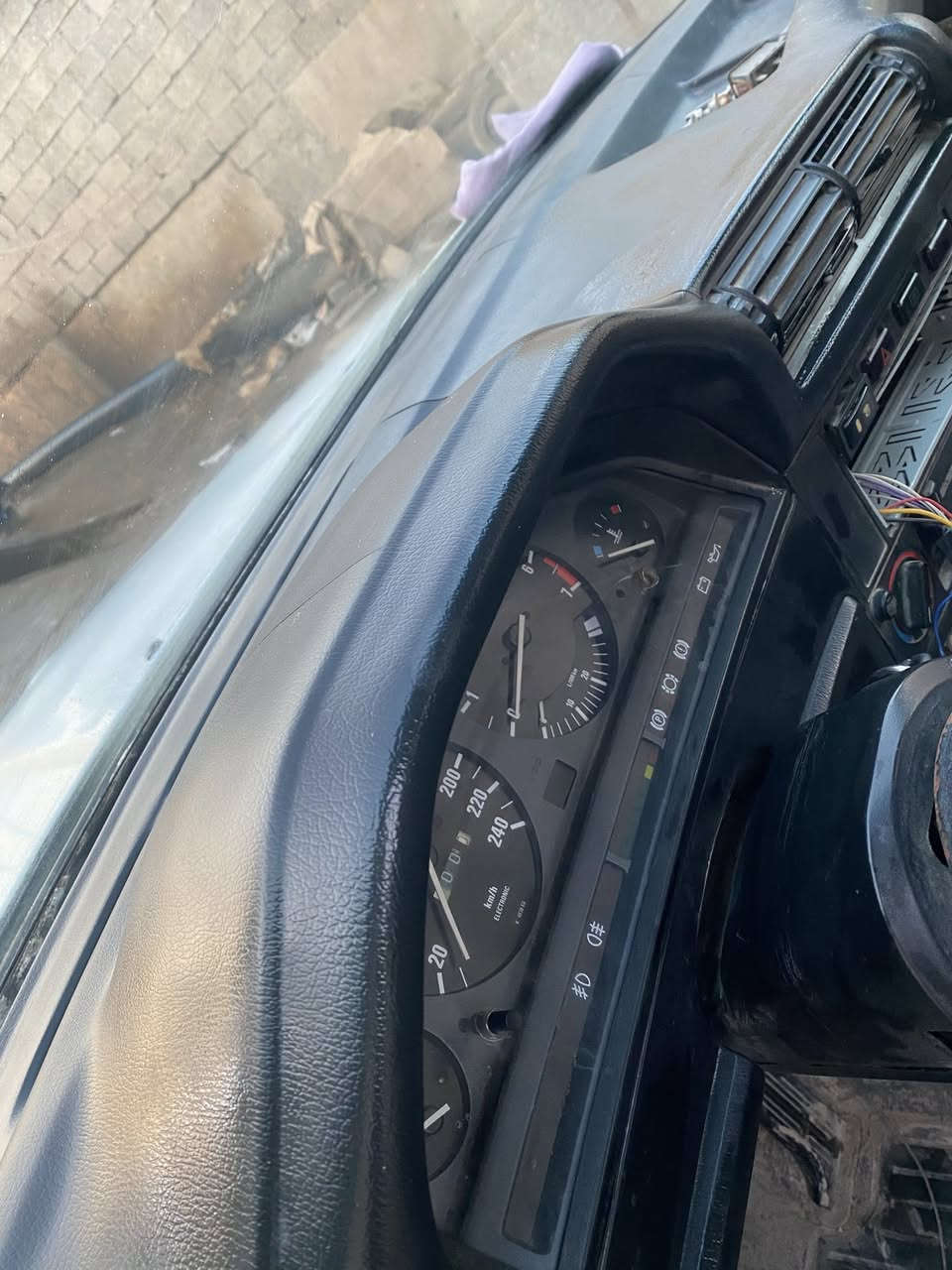 السلام عليكم. زعره. رقم بغداد الجديد مميز داخله هزة تحويل ثاني يوم  مكينه ٢٥ مفتوح كير عادي كهربائيات كلهة شغاله  لايت زنون اصلي  كشنات جدد بطاين كلهة نضيفه بس نقصه وحده 
السعر ٣٠ وبيهة مجال 
‭٠٧٧٤ ٥٧٧ ٤٤١٩‬
