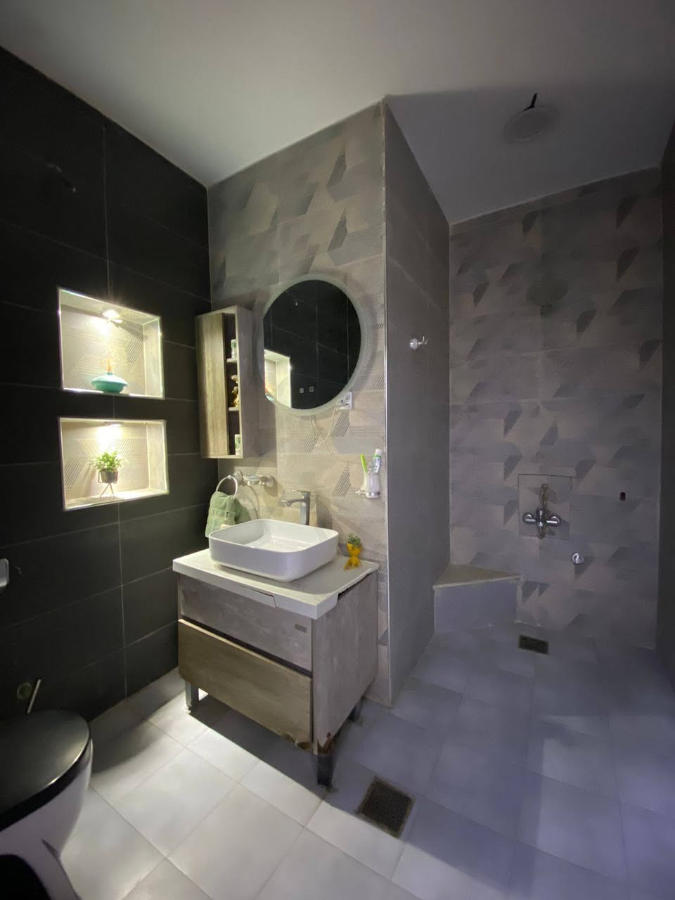 بيت للبيع المساحه ١٢٠ متر البيت طابقين بناء جديد وكله درجه أولى السعر ٢٩٠ وبيه مجال   العنوان الشعب سوق شلال قريب المضمد وصفي استفسار اكثر هذا الرقم بيه واتساب***********
