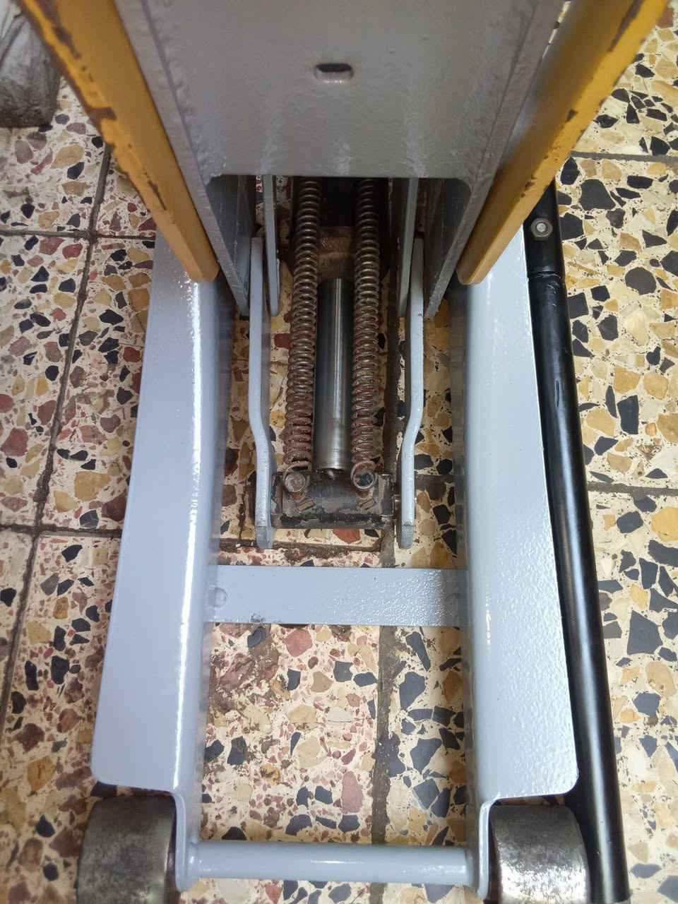 ⭕ يوجد توصيل لكافه المحافظات

جك عربانه تمساح دبل بستم وزن ثقيل جدا باب اول شغال وعل الفحص خالي من اي نظوح شرط الشغل نظيف جدا السعر 110 الف المكان بغداد
***********
