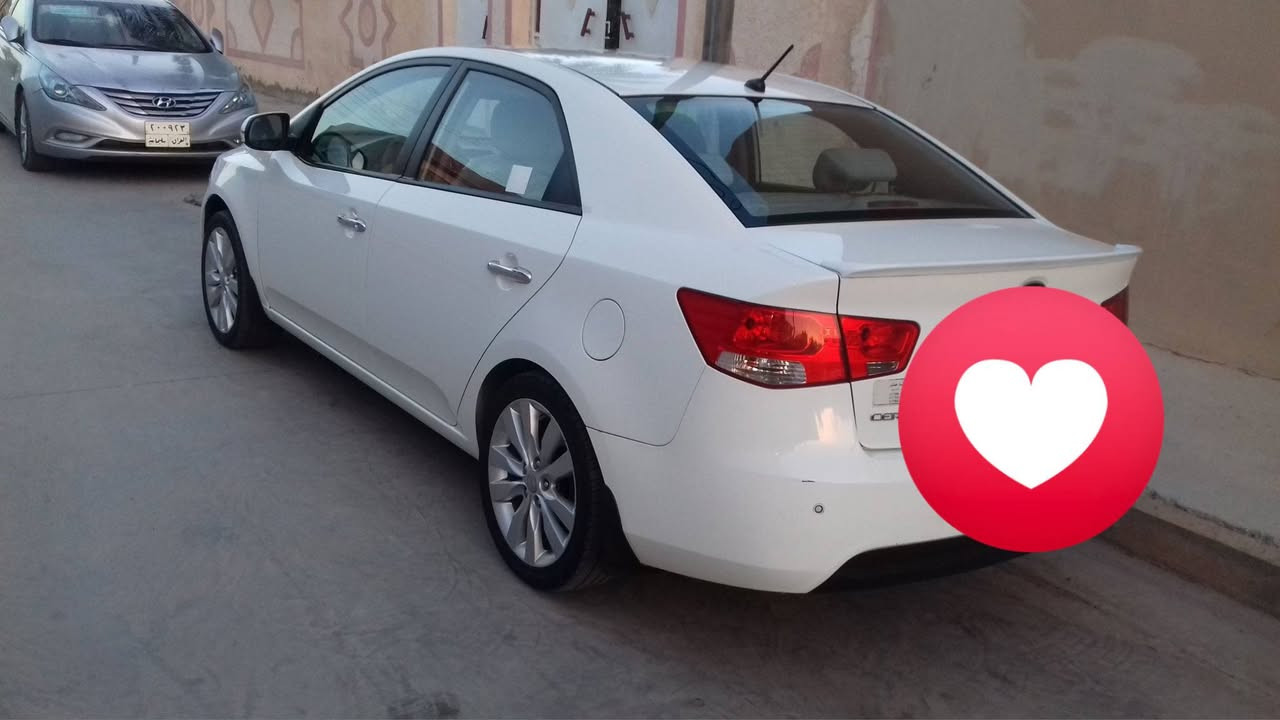 سيراتو موديل 2013 لون ابيض فول مواصفات بصمه وسلايت اشاير بالمري ومري شفط حساس خلفي كاميرا وبعد بيها مواصفات فول رقم سليمانيه دولي سنويه جديده بشرط تحويل او وكاله بيها ربع البنيد صبغ وشويه بالجالمغ الخلفي صبغ بدون دواخل والباقي كله مكفول من الصبغ والتبديل السعر 105 للاستفسار الاتصال / ***********/ مكان السياره كفري
