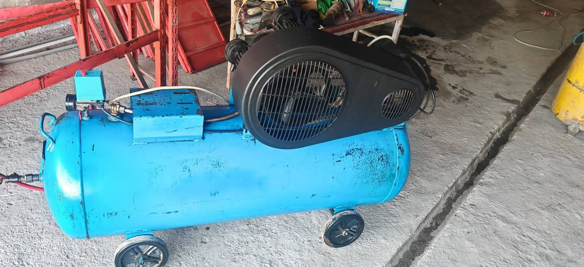 سلام عليكم غراض محل غسل ودهن وتشحيم للبيع
1ضاغطه ماطور جديد 5احصان سعره 350الف
2كمبريسر بعده جديد حجم 350 سعره 400الف
مولد بعده جديد 30امبير وياه باتري جديد 800الف
بطل رغوه 75الف
تانكي ماء عدد 2 سعه 2000لتر. ضغط عالي درجه اوله سعر الواحد 150الف  
مكناسه كهربائيه حجم كبير جدا عدد 2وحده شغاله وحده بيها طبك الشغاله 120 وعاطله ب90
وجام خانه bvc طول 3متر ورتفاع 2ونص +باب وياها 
ب150الف
ميوزه حديد بعدهن جدد يجي 3رف عدد 3 الواحد سعر الواحد 125الف 
***********
