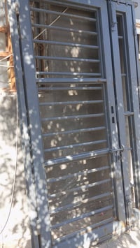 باب للبيع • استفسار