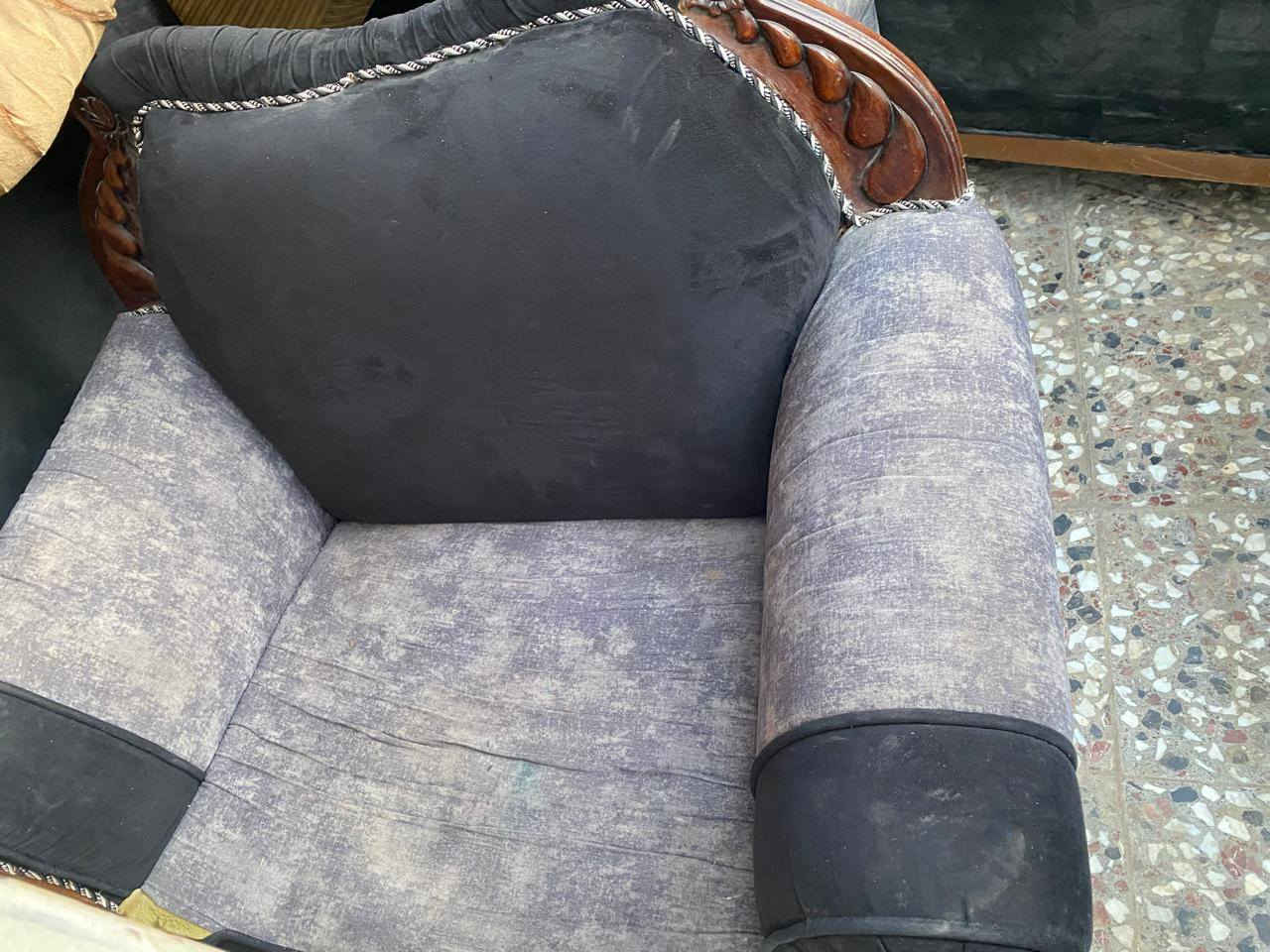 سلام عليكم تخم عشر مقاعد مستعمل للبيع نضيف سعر 250 قفل رقم *********** واتساب أو تصال
