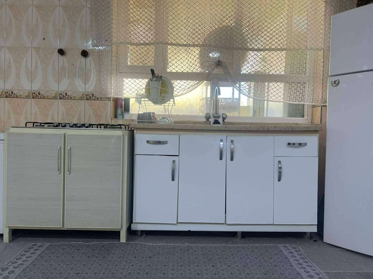 كاونتر 3متر خشب سنك1مترنص سعر225الف مكان كلار 
***********
