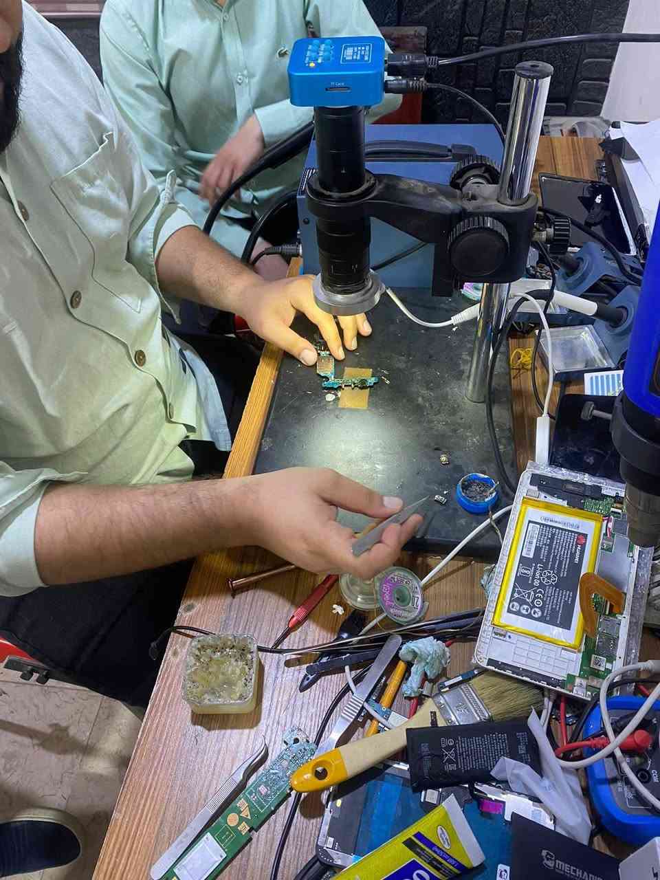 تعلن وحدة التعليم المستمر 
🔷مركز آزار 🔷.

عن إقامة دورة صيانة الموبايلات الشاملة (هاردويير + سوفتويير ) 

⭕️300 الف فقط بدلاً من 300$ وتستمر لغاية ماتتعلم وتكون مصلح سوفت وير وهارد وير  👨‍💻🤶

🛠📱📲🛑

قوموا باستغلال الفرصة واحجزوا مقعدكم قبل اغلاق الحجز ! 

♦️مدة الدورة.♦️:-
(مفتوحة- 5محاضرات اسبوعياً  ).

🌐نبذة عن دوراتنا🌐.:- 

منهاج الدورة (الهاردويير) يتضمن:
1. التعرف على أدوات و أجهزة الصيانة وكيفية استخدامها.
2. دراسة وتعريف كل القطع الالكترونية الموجودة على البورد منها الايسيات والمقاومات والمكثفات و ...
3. التعرف على الاعطال الشائعة الرئيسية والثانوية لمختلف الاجهزة.
4. فتح الاجهزة و تركيبها يدويا لكل الموديلات.
5. التعرف على كيفية "تبديل الشاشات والبلازمات لجميع الموديلات عمليا.
6. التعرف على كيفية "تبديل قواعد الشحن" عمليا.
7. حل مشاكل الشبكة وايجاد البدائل عمليا.
8. قياس المقاومات والملفات والمكثفات وكيفية تشخيص الاعطال عن طريق القياسات.
9. فحص اجزاء البورد ووظيفة كل جزء وكيفية تبديل تلك الاجزاء عمليا.
10. تبديل الايسيات بأحترافية .

أما (السوفت وير) ويشمل الاتي:
1. التعرف على بيئة السوفت وير.
2. معرفة كيفية اعطاء و تحميل السوفت وير.
3. التعرف على كيفية معالجة أعطال السوفت وير.
4. فك حماية الجيميل.
5. فك سامسونك اكاونت.
6. فتح حسابات الـ iCloud المغلقة.

عدد المحاضرات أسبوعيا = 5 (كل محاضرة / ساعتان).
محاضر الدورة : "#ازهر الغانم 

🔴عنوان التسجيل : 

البصرة الجمهورية تقاطع معهد النفط قرب الريان سنتر للألعاب 
***********
***********

🔸 يمنح المتدرب شهادة مشاركة معتمدة بعد انتهاء الدورة صادرة من نقابة العمال قسم الميكانيك 🔸

🔘علما اننا متواجدين في المركز  طيلة أيام الأسبوع الكائن في الجمهورية من الساعه ال٩صباحا الى ال٩ مساءآ 🔹

🔻 لاجراء اي استفسار و معرفة المزيد من المعلومات يرجى مراسلتنا على الصفحة 📩. البصرة, العراق
