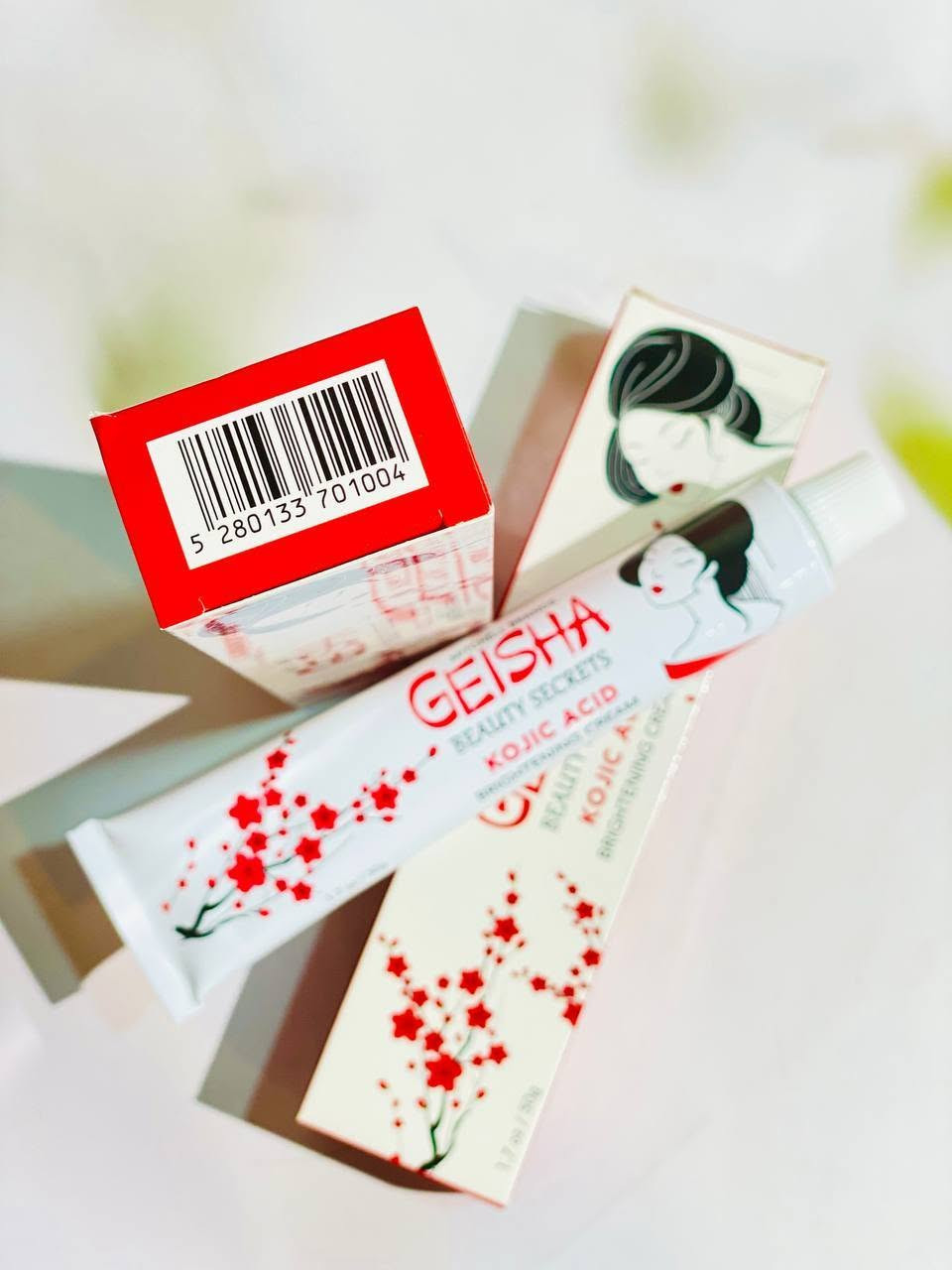 ✨ عصارة غيشا من كوجي ✨
GEISHA BEAUTY SECRETS KOJIC ACID BRIGHTENING 
CREAM

🌟 كريم غيشا العالمي 🌟
🔑 سر من أسرار الجمال بـ حمض الكوجيك 🔑
💖 فوائد المنتج:
 ⚡ أقوى كريم لتفتيح البشرة: يحتوي على حمض الكوجيك المعروف بقدرته العالية على تقليل التصبغات والبقع الداكنة.
 🎯 توحيد لون البشرة: يساعد في تحسين مظهر البشرة غير المتجانسة ومنحها مظهراً متناغماً.
 ☀️ مكافحة الكلف والنمش: يقلل من ظهور الكلف والنمش الناتج عن أشعة الشمس أو التغيرات الهرمونية.
 🌱 تفتيح آثار حب الشباب: يساهم بشكل فعال في تفتيح البقع الداكنة الناتجة عن الحبوب السابقة.
 💧 ترطيب خفيف: يحتوي عادةً على مكونات مرطبة بجانب حمض الكوجيك لتحسين نعومة البشرة ومرونتها.
المنشأ لبنان الأصلية 🇱🇧


**إذا كنت صاحب هذا الإعلان وتريد حذفه لأي سبب، رجاءا أرسل رسالة إلى الدعم الفني**