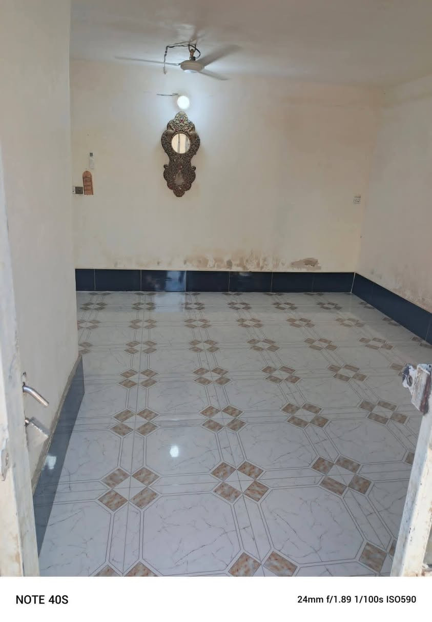 السلام عليكم بيت 200متر للبيع بشارع الشمري قريب ع أسواق العائله طابو صرف يحتوي ع 3غرف نوم واستقبال 4×8 صاله 5×5 كل البيت بورسلين جديد للاستفسار اتصل السعر (70)***********
