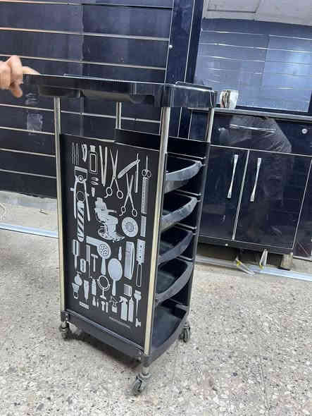 سلام عليكم ميز ومرايه + عرابنه ادوات حلاقه للبيع للاستفسار *********** العنوان بغداد كراده
